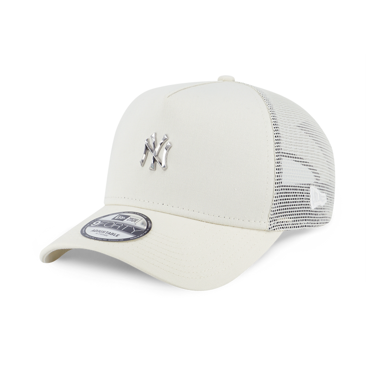 9FORTY A-Frame Trucker New York Yankees MLB Metal Badge Chrome White Snapback