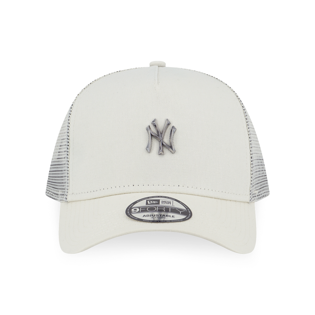 9FORTY A-Frame Trucker New York Yankees MLB Metal Badge Chrome White Snapback