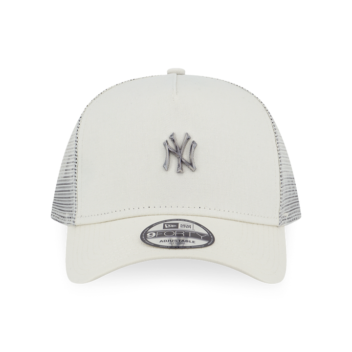 9FORTY A-Frame Trucker New York Yankees MLB Metal Badge Chrome White Snapback