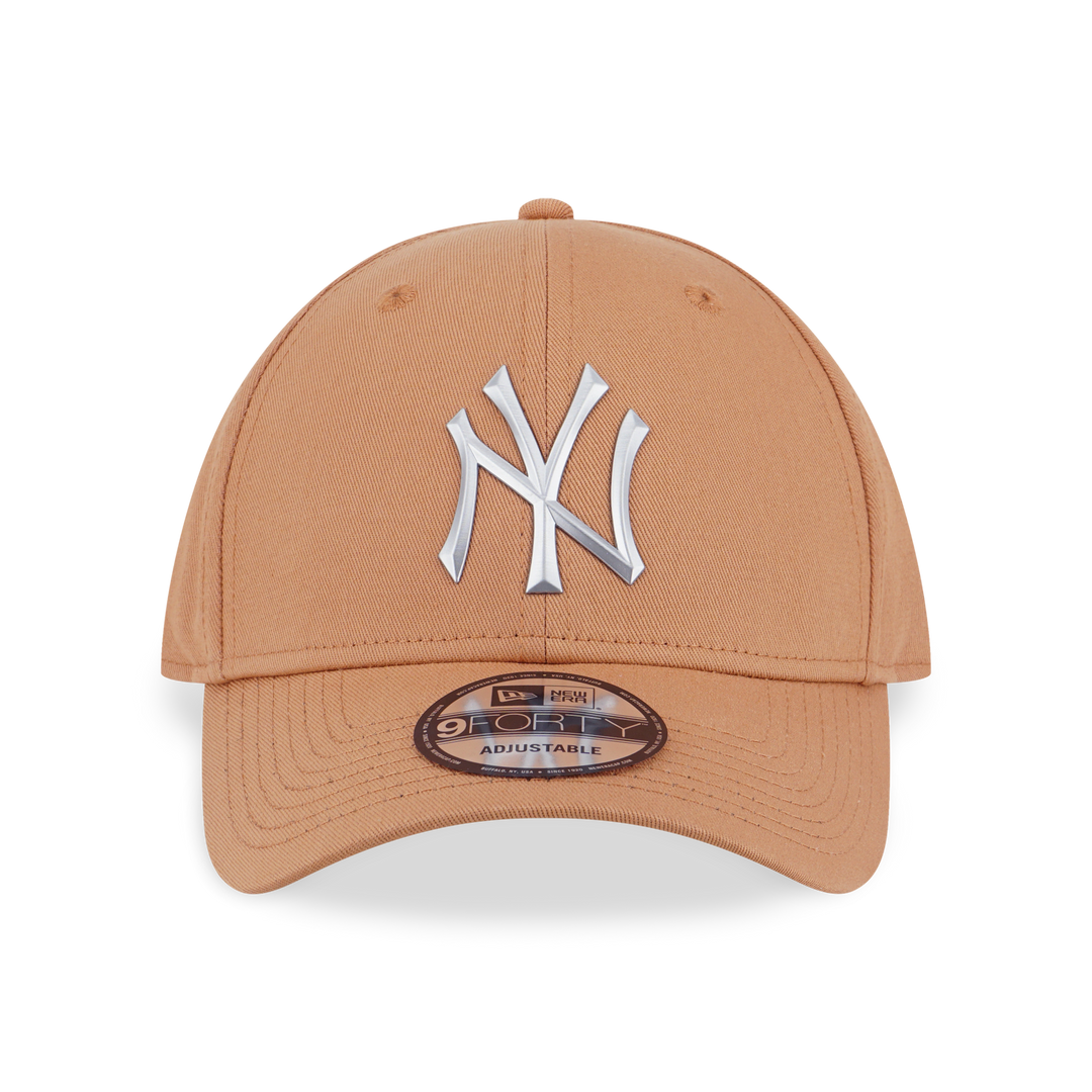 9FORTY New York Yankees Metal Badge Deep Sand Brown Adjustable