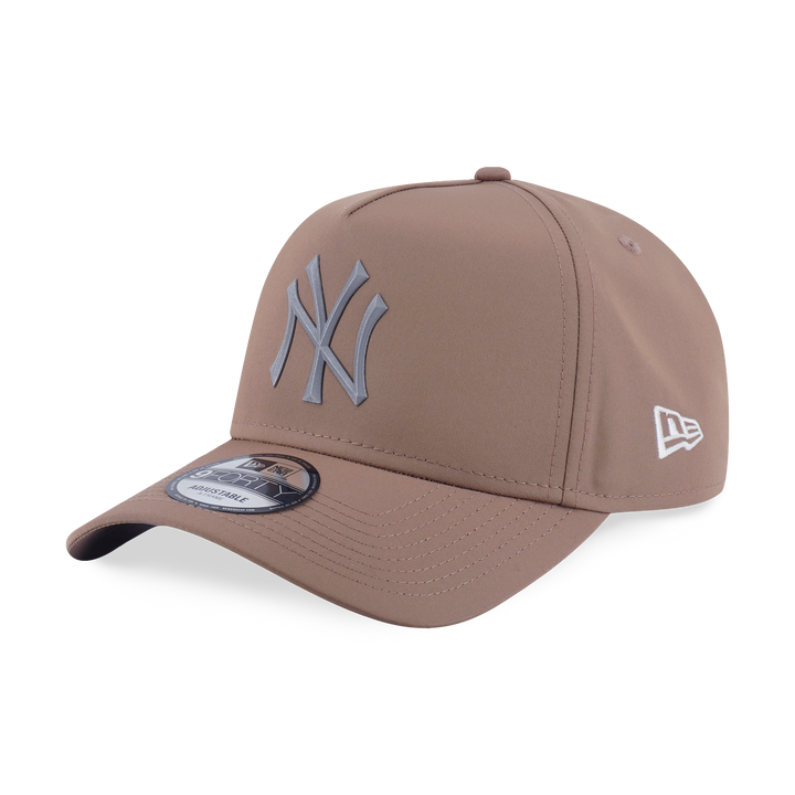 9FORTY A-Frame New York Yankees Metal Badge Khaki Adjustable