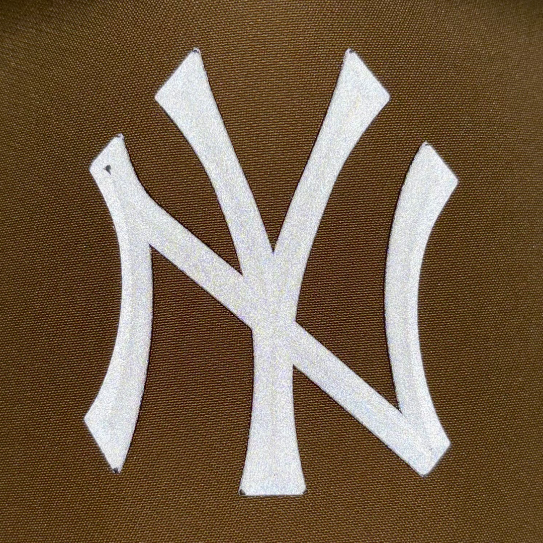 9FORTY A-Frame New York Yankees Metal Badge Khaki Adjustable