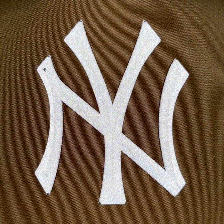 9FORTY A-Frame New York Yankees Metal Badge Khaki Adjustable