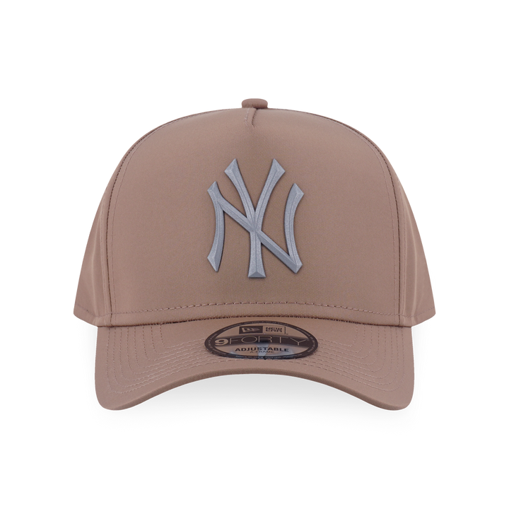 9FORTY A-Frame New York Yankees Metal Badge Khaki Adjustable