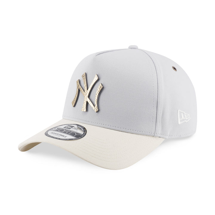 9FORTY A-Frame New York Yankees Hammered Metal Badge 2-Tone Chrome White Visor Silver Snow Adjustable