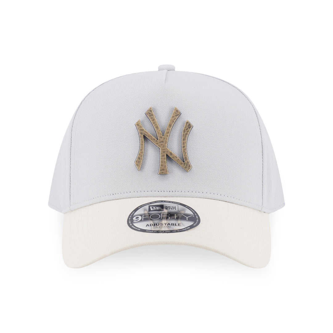 9FORTY A-Frame New York Yankees Hammered Metal Badge 2-Tone Chrome White Visor Silver Snow Adjustable