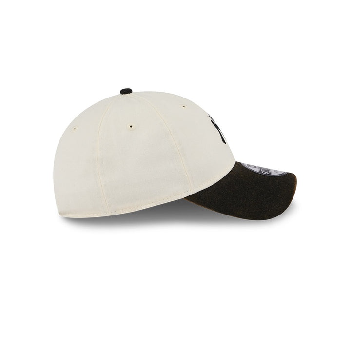 9TWENTY New York Yankess 2-Tone Snow Wash Black Visor Stone Adjustable
